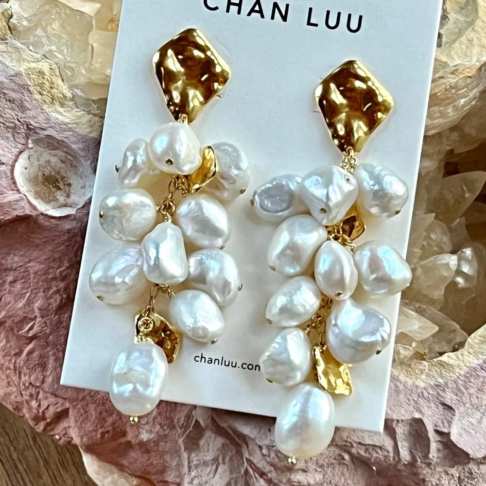 πΊπHPππΊ NWT Anthropologie Chan Luu Gold and Pearl Cluster Chandeliers - Picture 9 of 15
